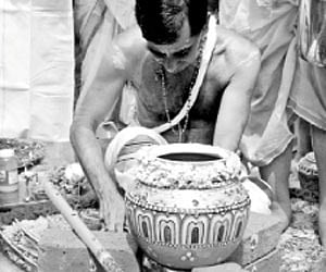 Tantri Puliyannur Mana Anujan Namboothiri  lighting the ‘pandara aduppu’ ahead of the ‘pongala’ offering by thousands at Karikkakom Temple, Tuesday.