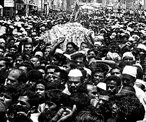 Thousands participating in the funeral of Minister Mariyam Pitchai, who died in a road accident, in Tiruchy on Tuesday.