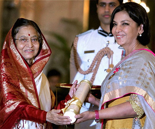 अभिनेता से कार्यकर्ता बनी शबाना आज़मी को 2012 में भारत की पूर्व राष्ट्रपति प्रतिभा पाटिल से पद्म भूषण प्राप्त हुआ।