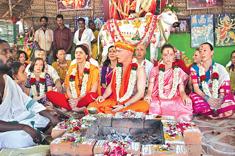 23 Italians receive Hindu Diksha