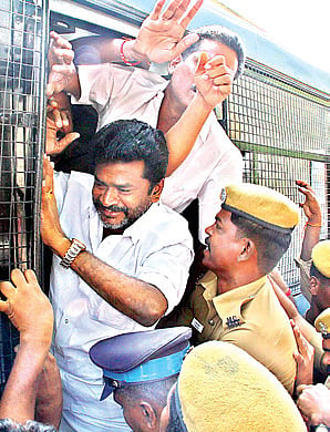 Alagiri aides held for birthday graffiti 