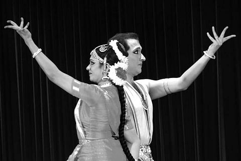 Dancing couple’s unique gesture to guru
