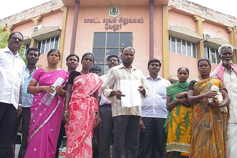 30 jobless fall prey to conman