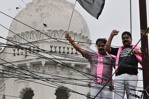 Pro-Telangana MLAs kick up ruckus at Assembly