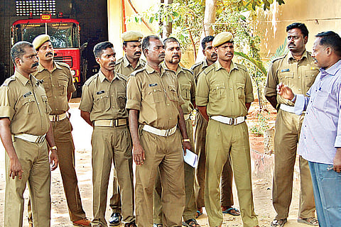 Alleging back-door entries, Pondy firemen go on protest