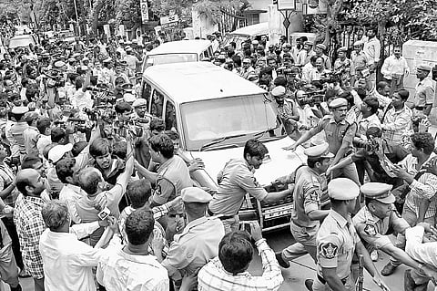 Sabita, Jagan fans create ruckus in court
