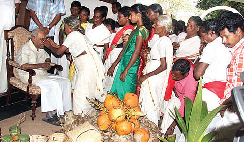 Kanikkar meet their 'king'; pour out travel woes