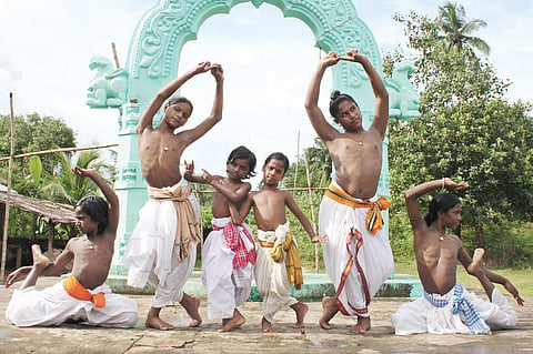 Bold Troupers of a Folksy Dance Cult 