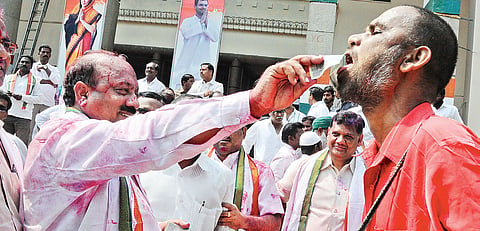 Sonia Vetoes AP Bashing, PM Basks in T Glory
