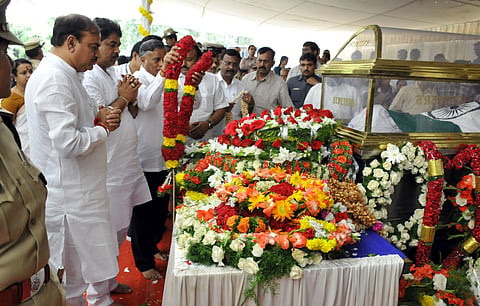 Mourners Make a Beeline for  Ananthamurthy's Funeral