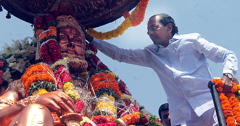 KCR Praises Vaisyas to Skies,  Says The Community Knows Art of Life  