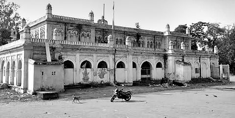 Building of British Era Crumbling to Ruins