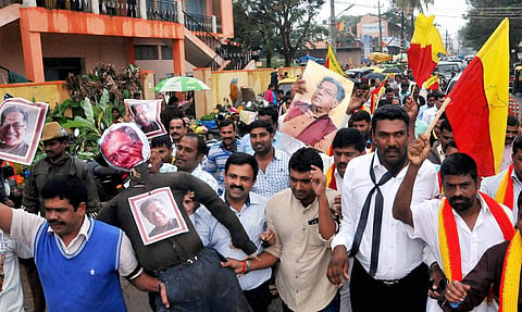 Vokkaligara Sangh and Kannada Supporting activists protested against the controversy statement by Jnanpith awardee Girish Karnad at Chikmagalur in Karnataka on November 11. | PTI