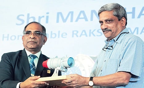 Defence Minister Attends First Run of New Aero Engine