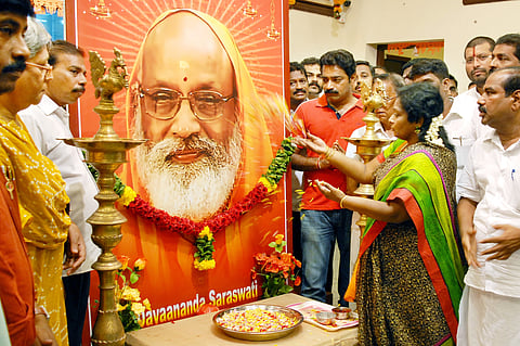 Floral tribute offered to Swami Dayananda by BJP State president Tamilisai Soundararajan at the party headquarters in Chennai, on Thursday |  D Sampath Kumar | EPS