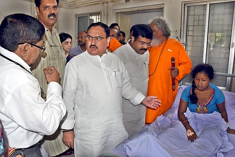 Union Health Minister JP Nadda meeting the victims of the SUM Hospital fire tradegy at Capital Hospital in Bhubaneswar on Wednesday. | (Biswanath Swain/EPS)