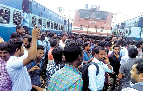 Passengers blocking the Thiruvananthapuram-Kozhikode Jan Shatabdi Express at Thuravoor Railway Station near Alappuzha on Monday  | Express