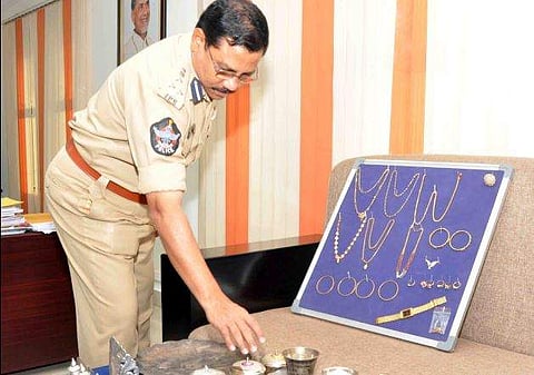 Joint commissioner of police P Hari Kumar showing the recovered ornaments during a press conference in Vijayawada on Friday. (EPS)