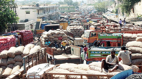 The demonetisation move has dealt a big blow to the traders at APMC yard as the wholesale business sees around 90 per cent cash transactions  | s manjunath