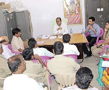 Farmers submit memorandum to collector in Nagarkurnool | Express