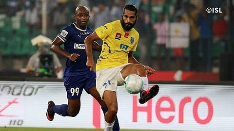 Sandesh Jhingan of Kerala Blasters FC intercepts the ball as Dudu Omagbemi (L)) of Chennaiyin FC looks on. (Photo: ISL website)