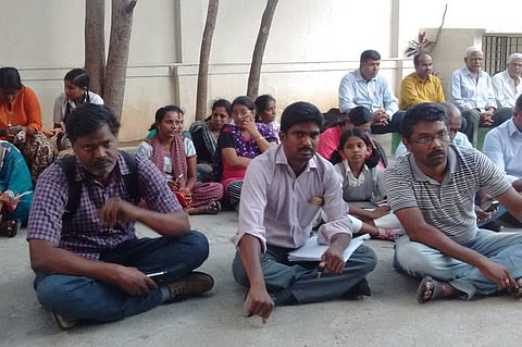 Parents of students studying in Bharathi Global School at Medavakkam staging a protest | Express