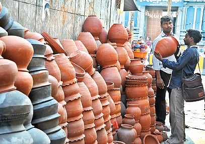 Demand for Earthen Pots Soars with Mercury