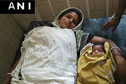 Woman give birth to baby boy in Delhi police van