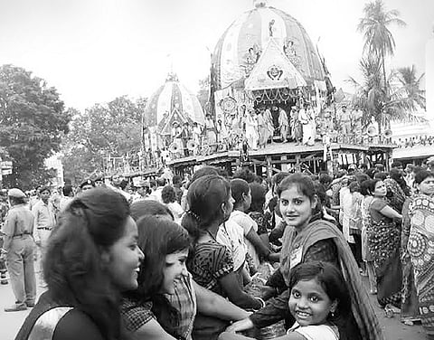 Women pull 'rath' of Devi Subhadra
