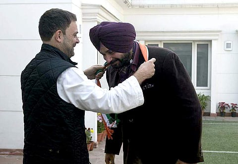 Congress Vice President Rahul Gandhi welcomes Navjot Singh Sidhu into the INC.  (EPS)