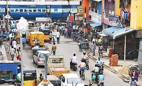 Traffic at the railway level crossing gate in Korukkupet | Ashwin Prasath
