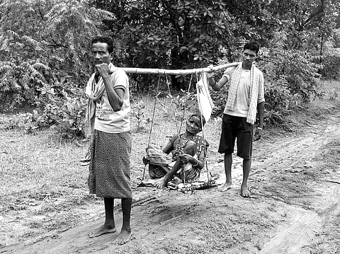 Locals use sling for taking patient to a health centre in Malkangiri district as 108 ambluance failed to reach Kanaguda village | Express