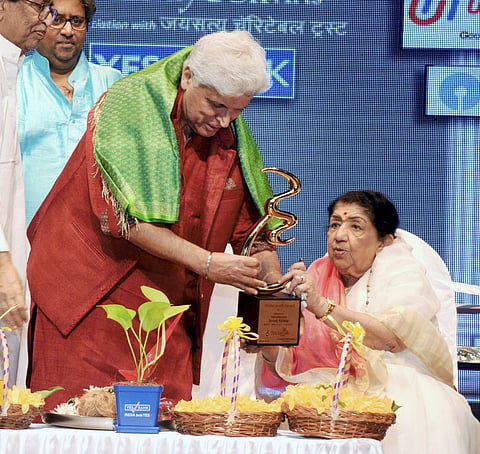 Bollywood lyricist Javed Akhtar and legendary singer Lata Mangeshkar at a function organised to mark 81st birthday of her brother and music composer Hridaynath Mangeshkar at Dadar in Mumbai on Thursday. (Photo | PTI)