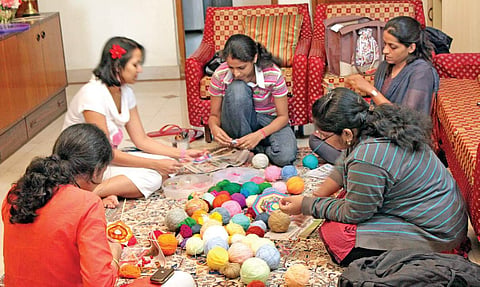 Some Ojo de Dios enthusiasts  at a workshop making Ojos with colourful yarn