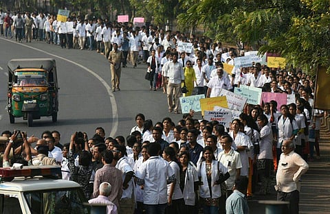 Private doctors who were protesting against the proposed provisions in the soon to be tabled Private Medical Establishments (amendment) bill have called off the protest. (EPS)