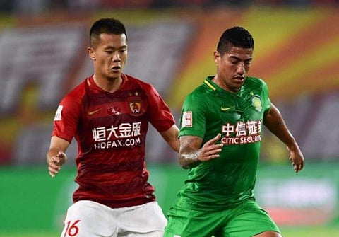 Beijing Guoan midfielder Ralf (R) | AFP