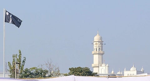 The White Minaret and the Ahmadiyya Flag in Qadian, Punjab, India. (WikiMedia Commons Photo)