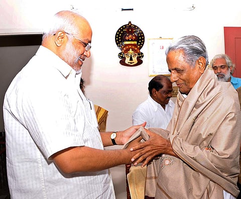 Former CPI veteran E Chandrasekharan (Right) receiving the Kerala Sahitya Akademis K R Namboothiri Endowment Award for best encyclopaedic literature  (Express archives))