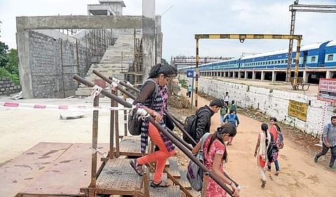 Construction of the foot over bridge between Krantivira Sangolli Rayanna railway station and KSR Metro station has come to a standstill | Vinod Kumar T
