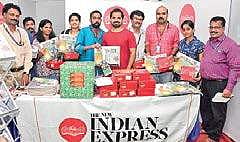 Actor Vinay Fort along with winners of The New Indian Express Challenge & Win contest. The gifts were sponsored by Rudra Bakes and Cakes, Pattom. The New Indian Express circulation manager Victor M Dcruz and  Assistant Sales Manager B Unnikrishnan Nair ar