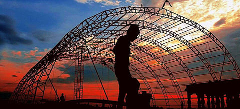 Thiruvananthapuram is gearing up to welcome the dawn of 2017. A grand marquee to host the celebrations is being set up on Shangumugham beach in the capital city. (EPS | Kaviyoor Santhosh)