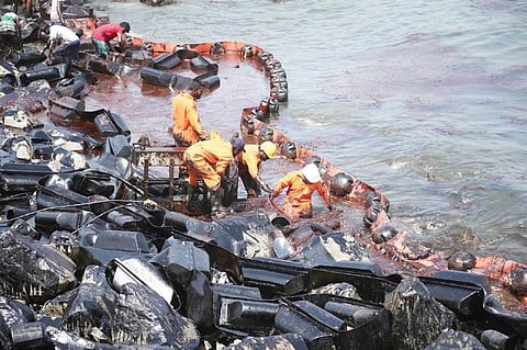 Volunteers chip in during the oil spill clean-up drive on Ennore shore|RAVI SARAVANAN