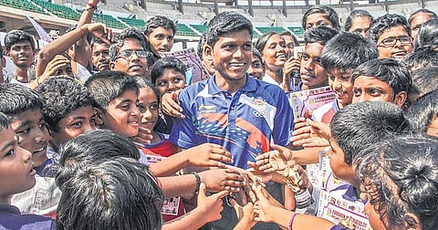 Paralympic high jumper Mariyappan Thangavelu is surrounded by students at a school event at JN Stadium on Wednesday |  Ashwin Prasath