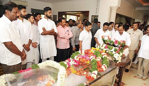 Chief Minister K Chandrasekhar Rao laying a wreath upon the mortal remains of former Union minister Punjala Shiv Shankar, in Hyderabad on Monday | Express