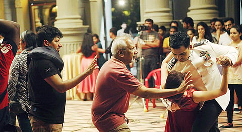 Ravui Varman & Mani Ratnam on the sets of Kaatru Veliyidai