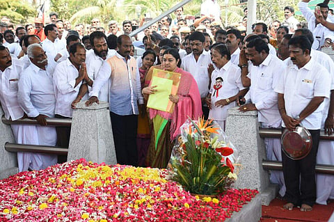 Deepa, contestant of RK Nagar constiuency offer her prayer at jayalalitha memorial with her nomination papers on Thursday. | (Ashwin Prasath| EPS)