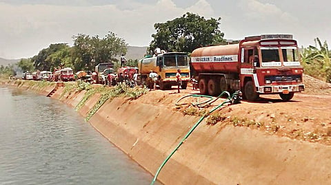 Tankers seen lifting water from Bhadra canal. Image used for representational purpose.