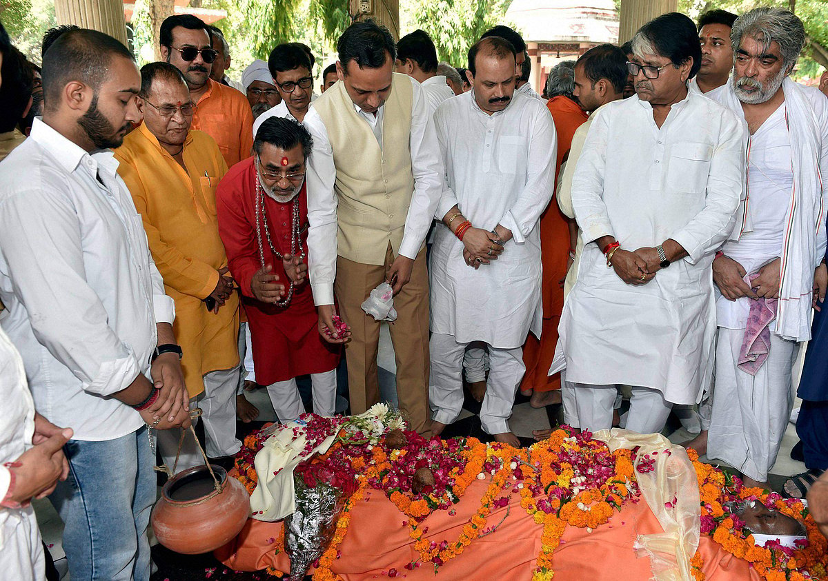 Godman Chandraswami cremated, with little fanfare and no VIPs