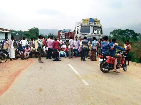 Farmers staging road blockade at Dasigaon in Kalahandi district on Thursday | Express Photo Service