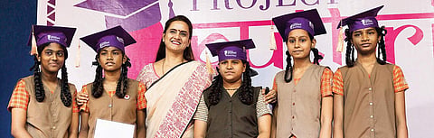 Saundarya Rajesh with students of Venugopal Vidhyalaya Government School